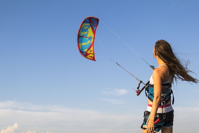 Vind i håret og saltvand i ansigtet: Oplev kitesurfing med ucpa