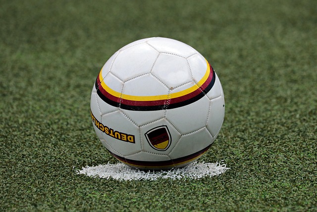 Fodboldens grundregler og spillets opbygning for begyndere